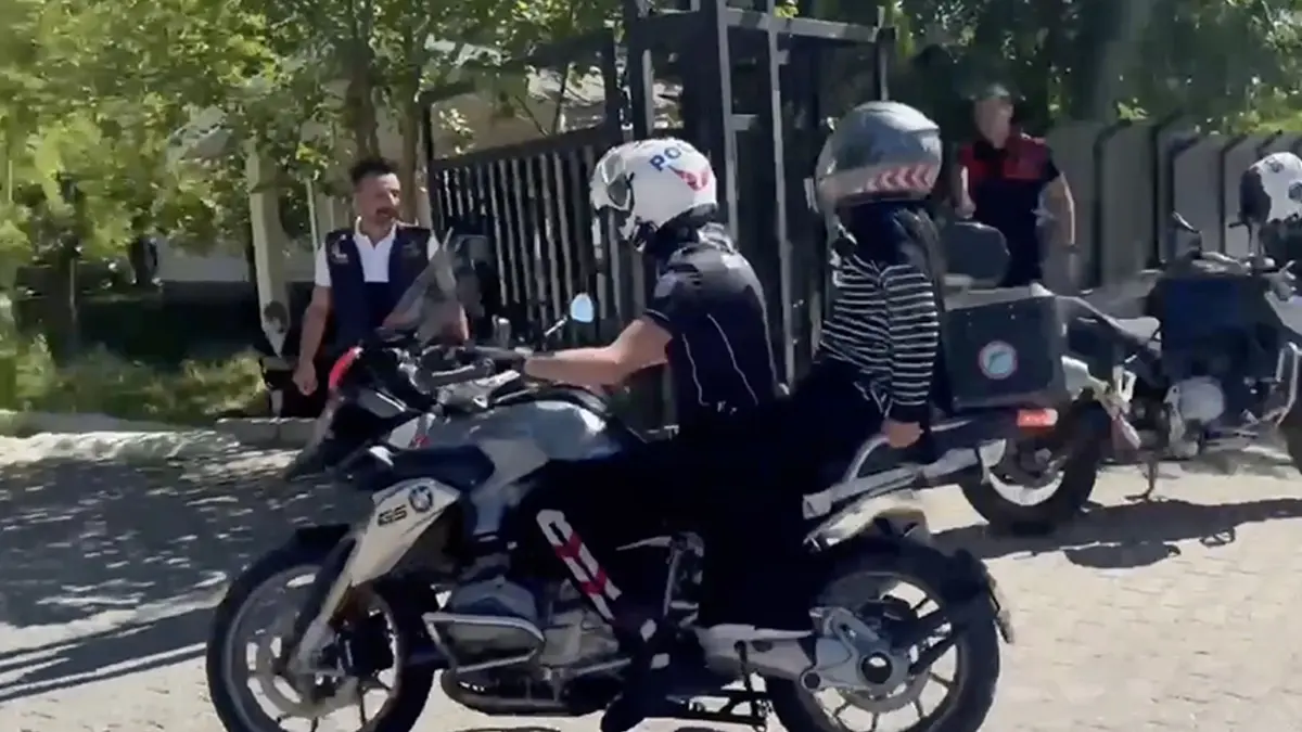 Emniyetten LGS mesaisi! Sınava geç kalan öğrencilerin imdadına polis yetişti
