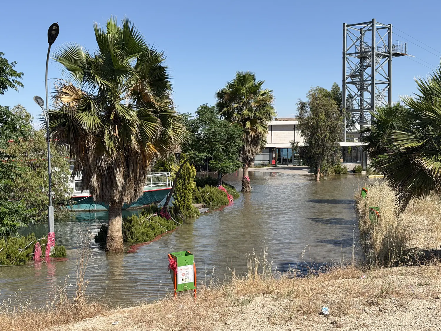 Atatürk Baraj Göleti'nde su seviyesi yükseldi! Kafe ve lokantalar kısmen su altında kaldı