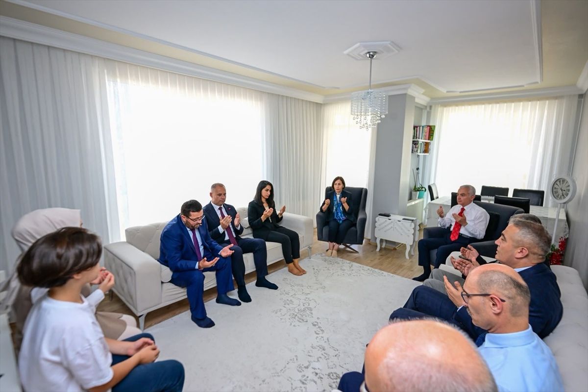 Vali Turan, şehit ailesini ziyaret etti