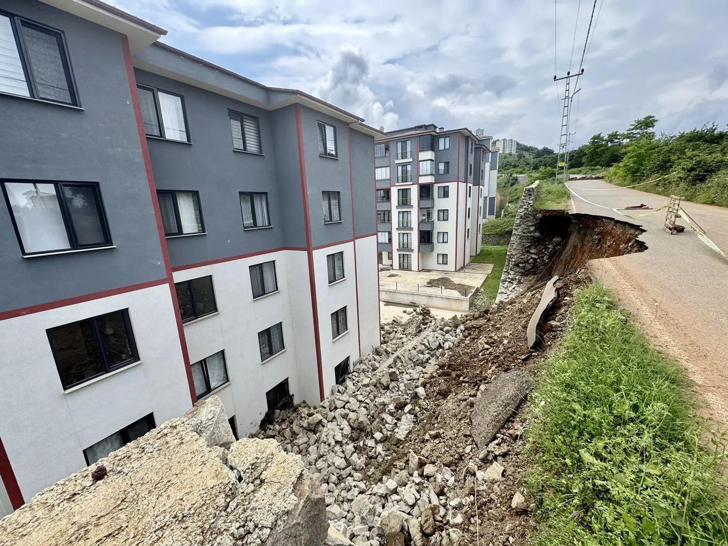 Trabzon'da istinat duvarı çöktü! Çevredeki binalar zarar gördü