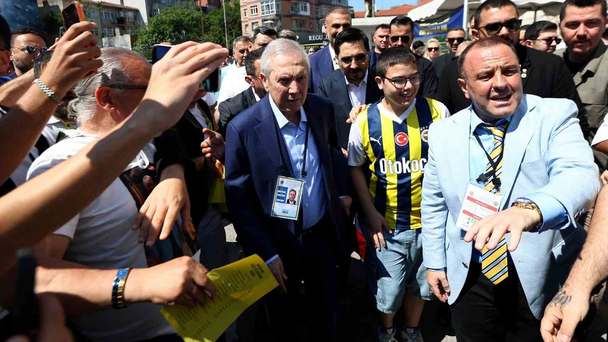 Aziz Yıldırım'dan bomba iddia: "Hakan Safi para dağıtıyor, insanları para dağıtarak getirmişler&quot