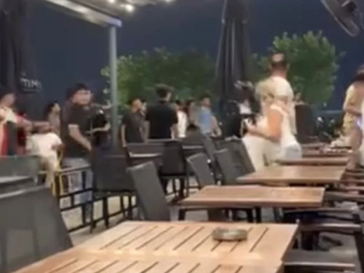 Adana'da AVM'de çıkan kavgada sandalyeler havada uçuştu