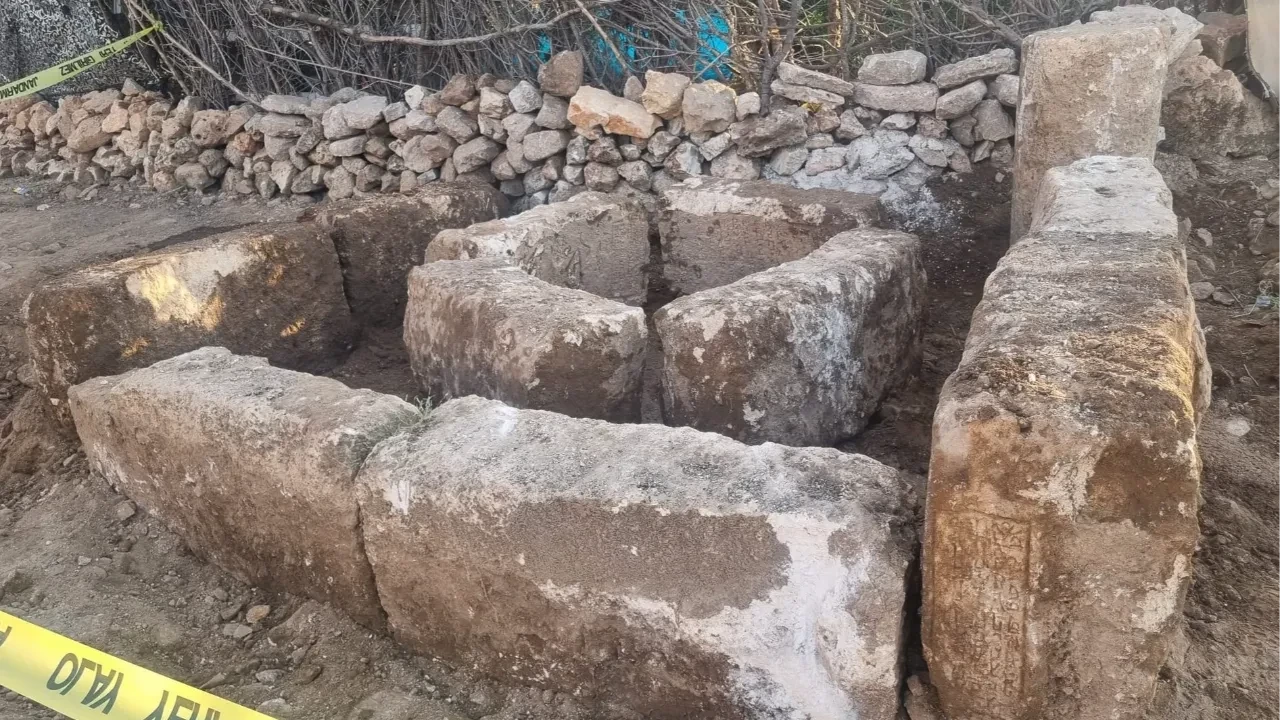 Mardin'de yol çalışmalarında büyük keşif! Taş blokların tarihi tespit edildi