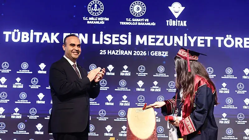 Bakan Kacır, Eğitimlerini başarıyla tamamlayan öğrencilere diplomalarını verdi