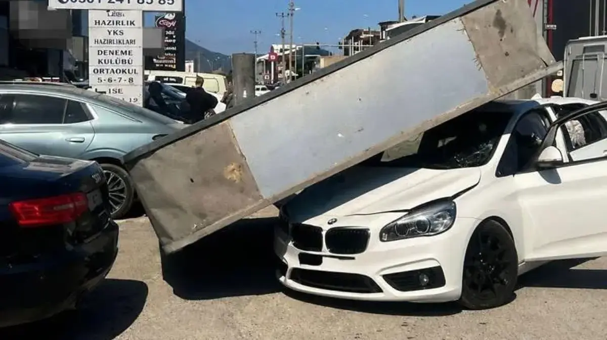 Market tabelası devrildi facianın eşiğinden böyle dönüldü