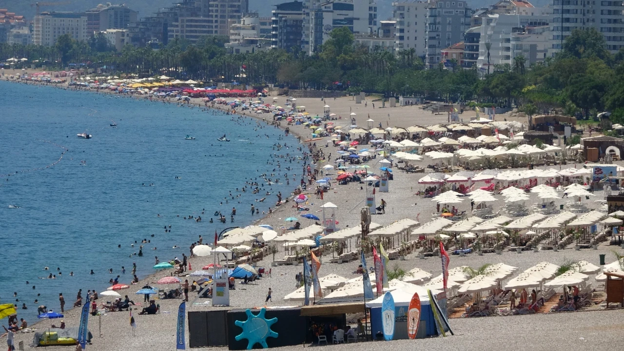 Antalya'da sıcaklık 38 dereceyi gördü: Sahiller dolup taştı