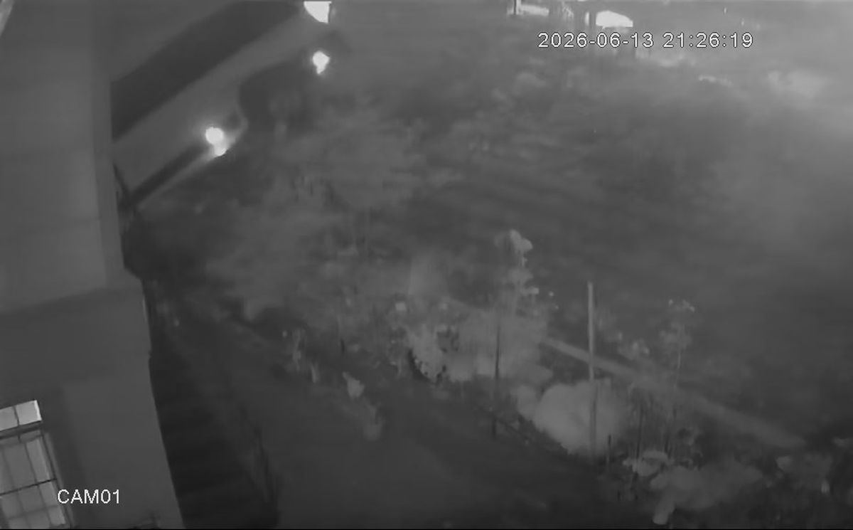 Çekmeköy'de servis minibüsünün evin bahçesine uçtuğu anlar kamerada; 1 ölü