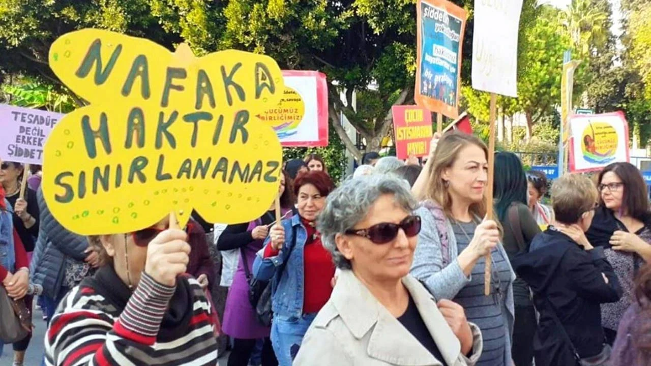 AYM’den yoksulluk nafakasında 'süresiz' hükmüne iptal kararı; Kadın örgütleri ne diyor?