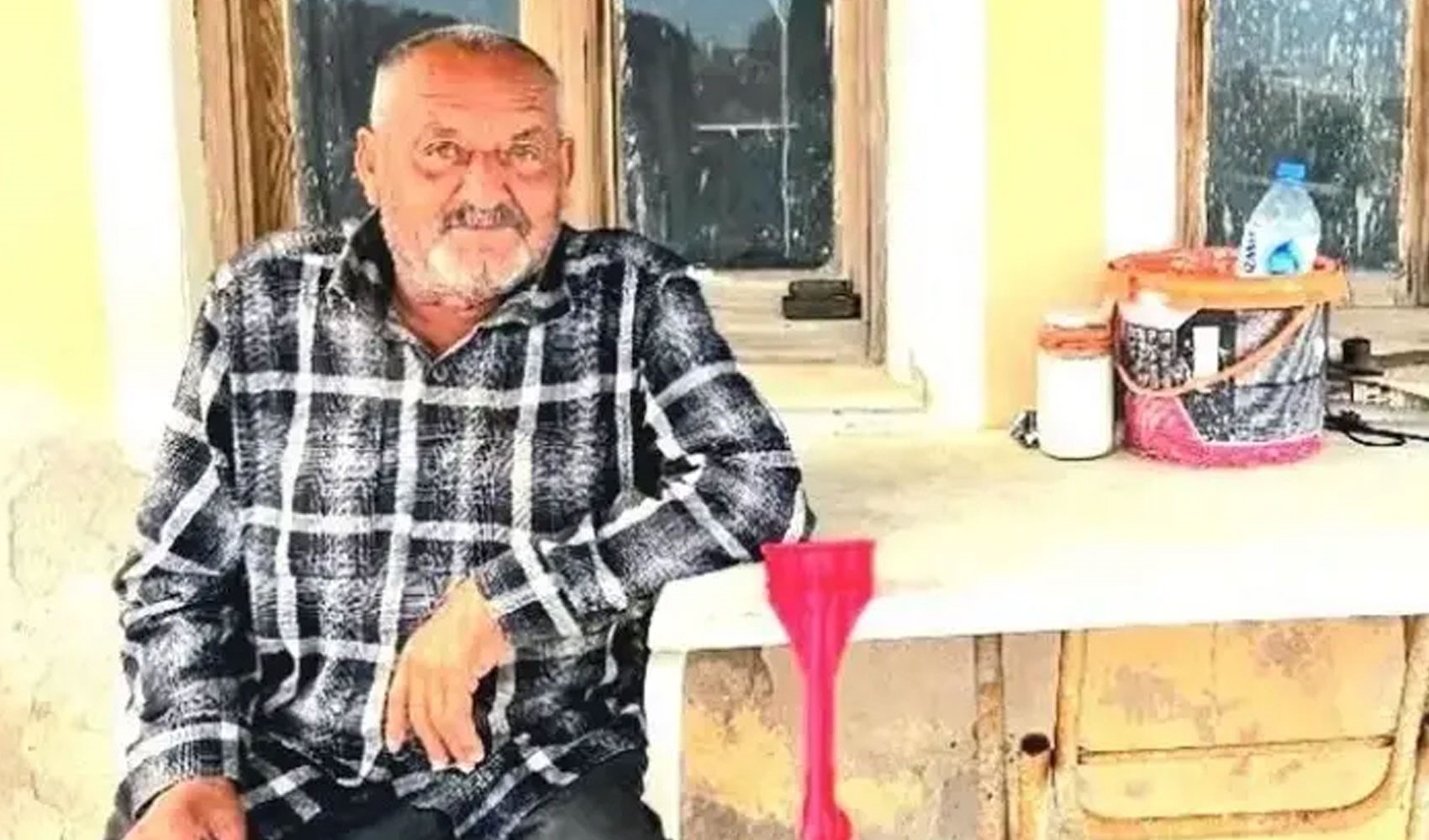 Evinin önünde uyurken ayı saldırısına uğrayan adam hayatını kaybetti