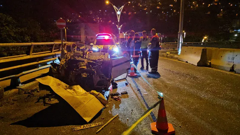 Otomobil, beton bariyere ve otomobile çarpıp takla attı: 1 yaralı