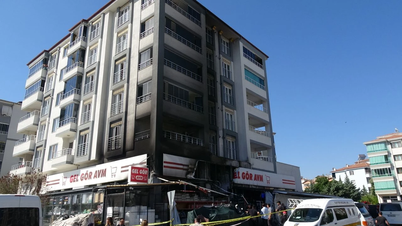 Malatya'da AVM'de yangın paniği: Camlar patladı