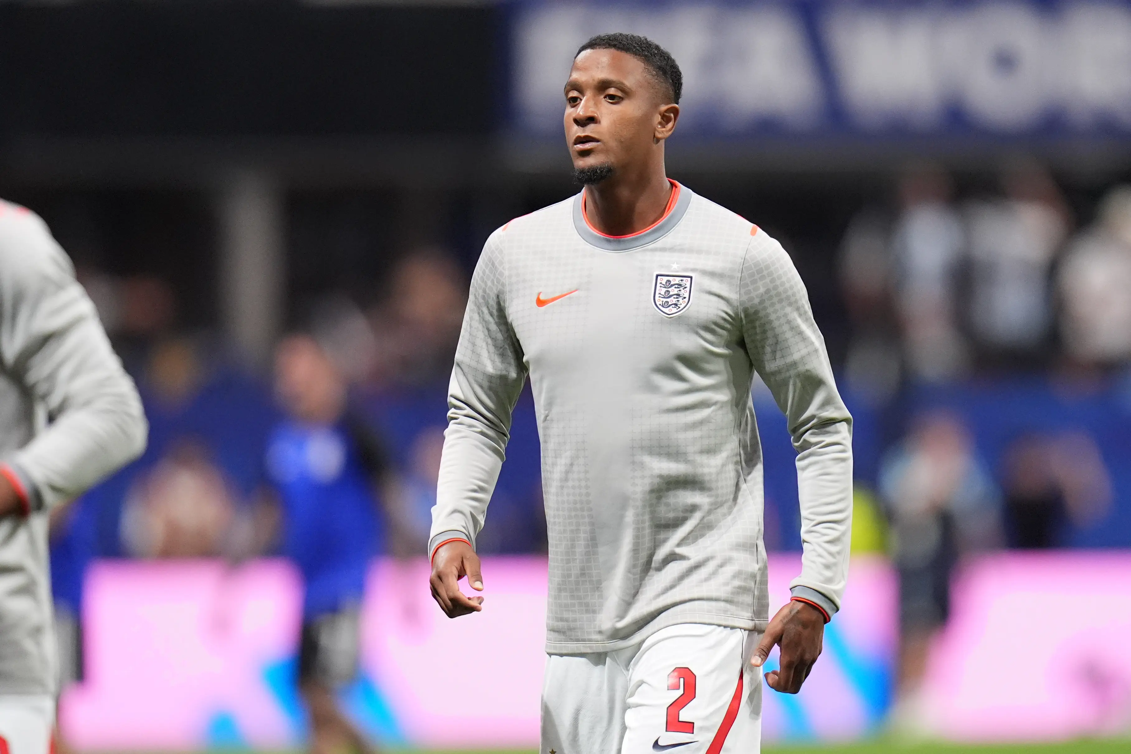 Arsenal, Ezri Konsa'nın peşinde