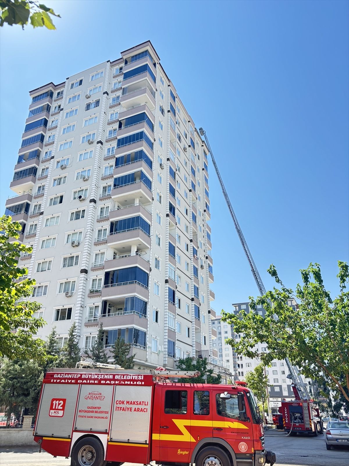 Gaziantep'te apartmanın çatısında çıkan yangın söndürüldü