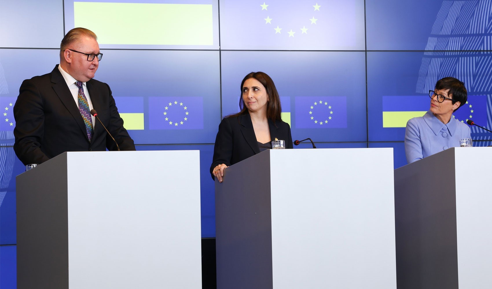 Ukrayna ve Moldova AB'ye üyelik müzakerelerinde ilk fasıl kümelerini açtı