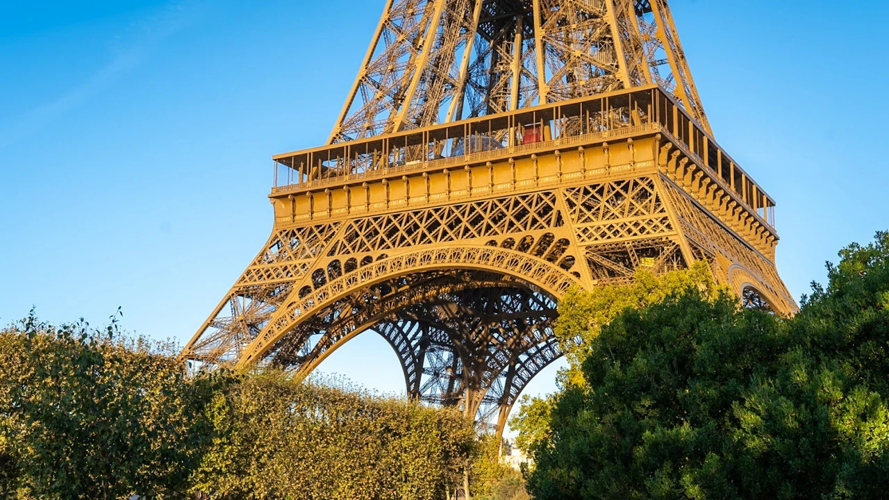 Paris’te sıcak alarmı: Eyfel Kulesi erken kapatılıyor
