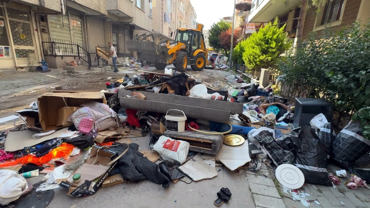 Hapse giren kiracısının eşyalarını sokağa attı