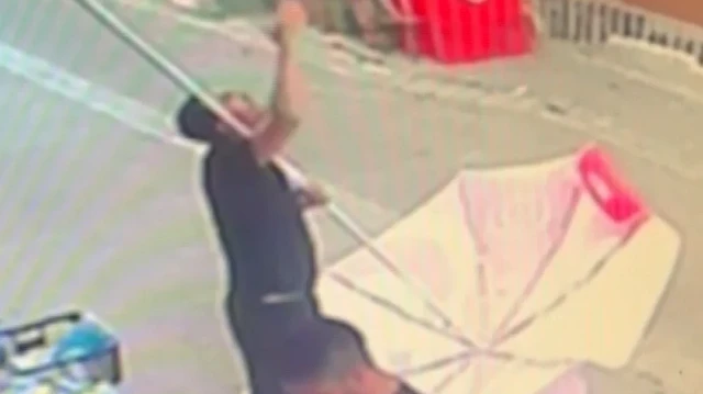 Küçükçekmece’de nefes kesen anlar kamerada: 7’nci kattan düşen kediyi şemsiye açarak kurtardılar