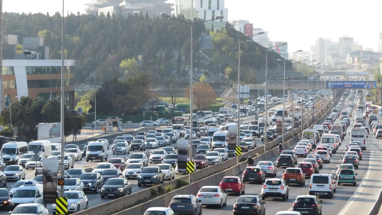 İstanbul'da pazartesi çilesi: Trafik ilerlemedi, metrobüs durakları doldu taştı