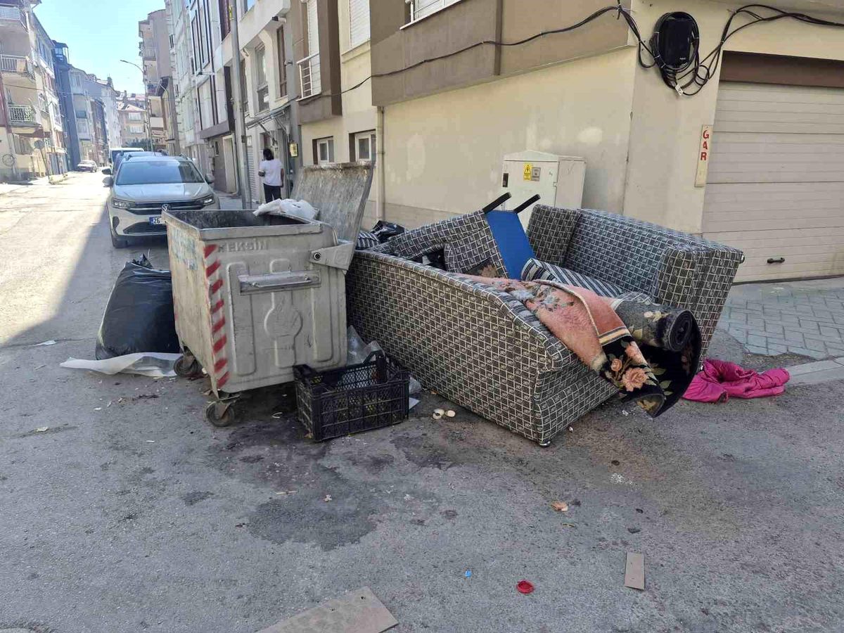 Konteynere sığmayan hacimli eşyalar çevre kirliliğine yol açıyor