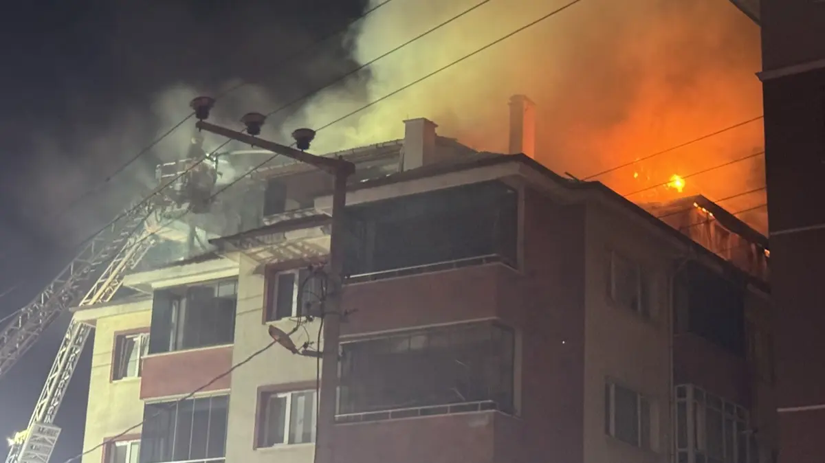 Bolu'da korkutan yangın... Apartmanın çatısı alevlere teslim oldu