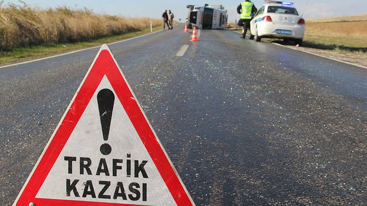 Sivas'ta iki araç çarpıştı: 8 kişi yaralandı