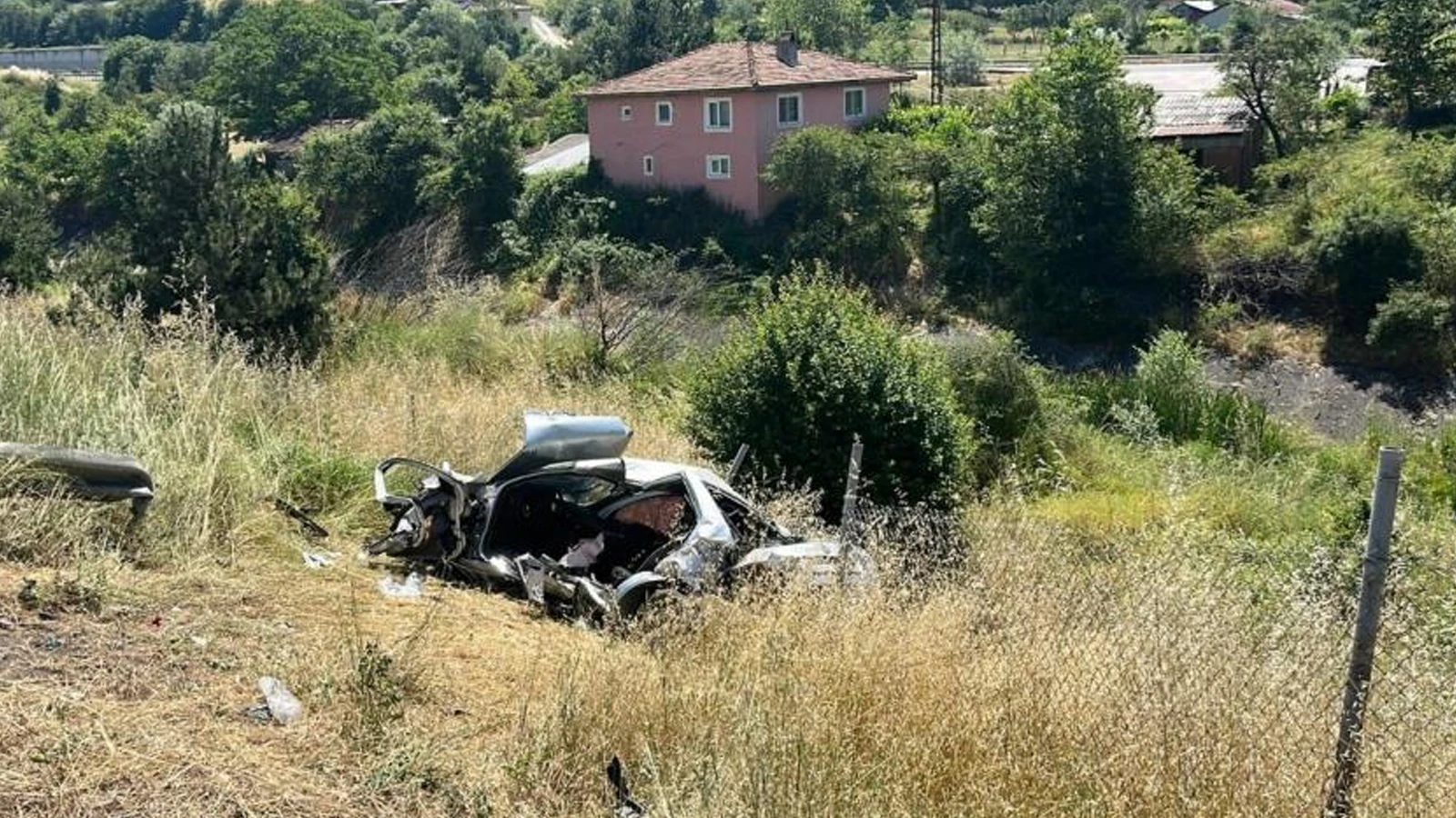 TEM Otoyolu’nda otomobil şarampole devrildi: Ölü ve yaralılar var