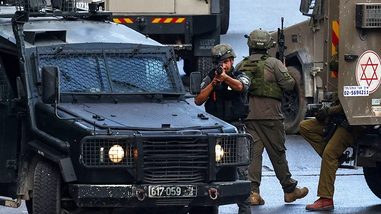İsrail güçleri Batı Şeria'ya saldırdı: 58 Filistinli elleri ve ayakları bağlanarak götürüldü