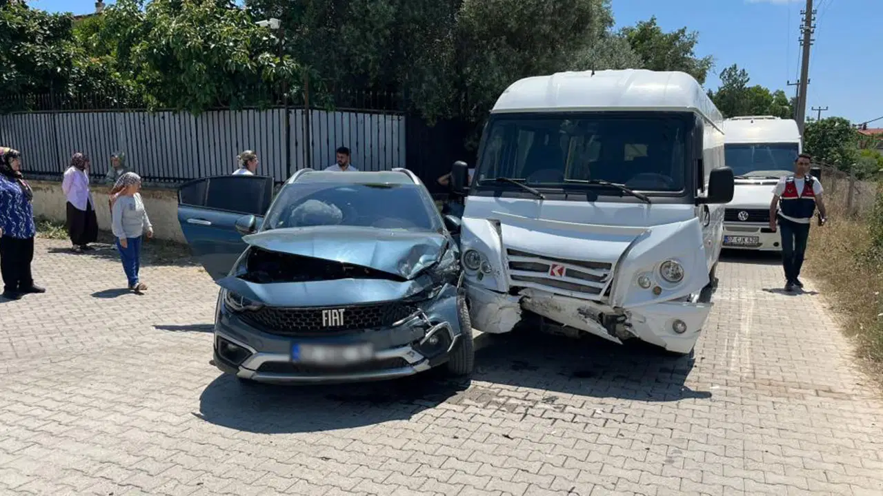 Okul servisi otomobille çarpıştı: 7’si anaokulu öğrencisi 9 yaralı