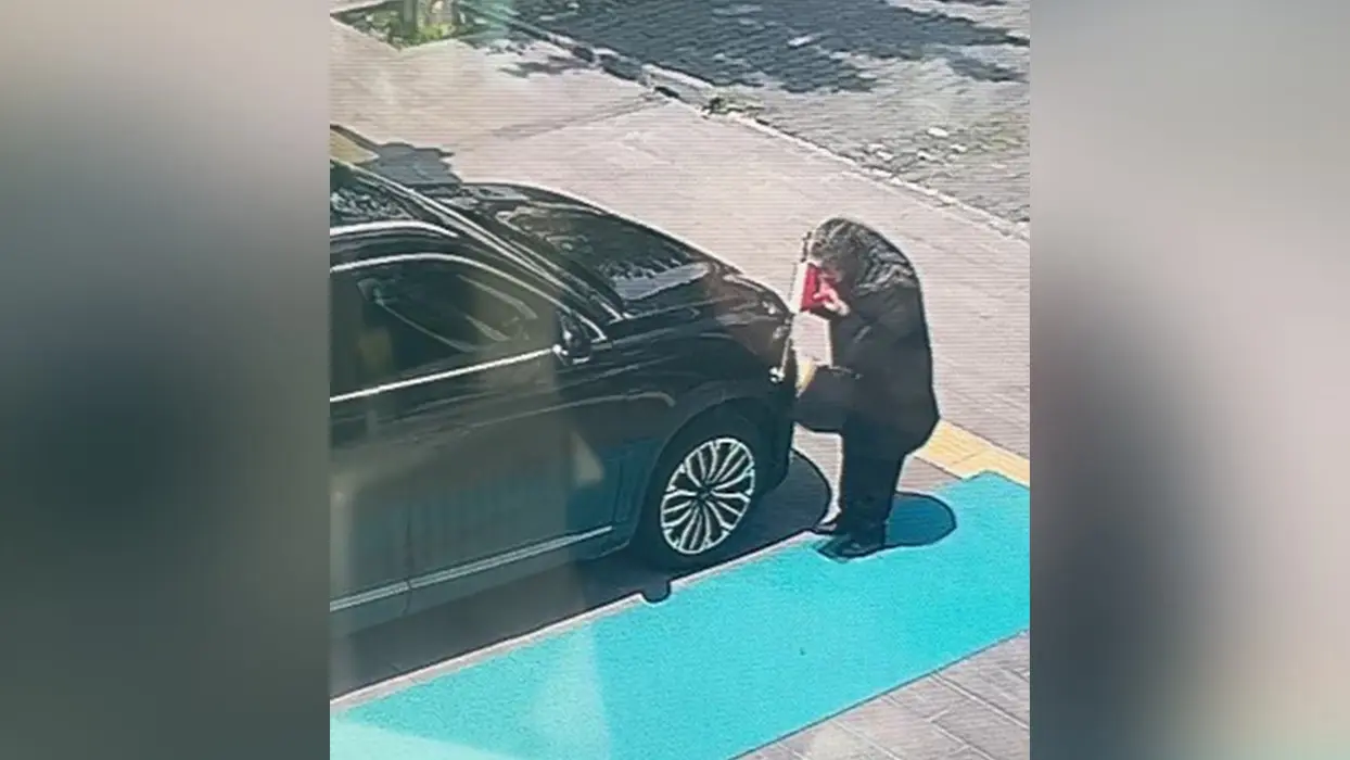 Neriman teyzenin bayrak sevgisi duygulandırdı... Vali Polat'tan anlamlı hediye