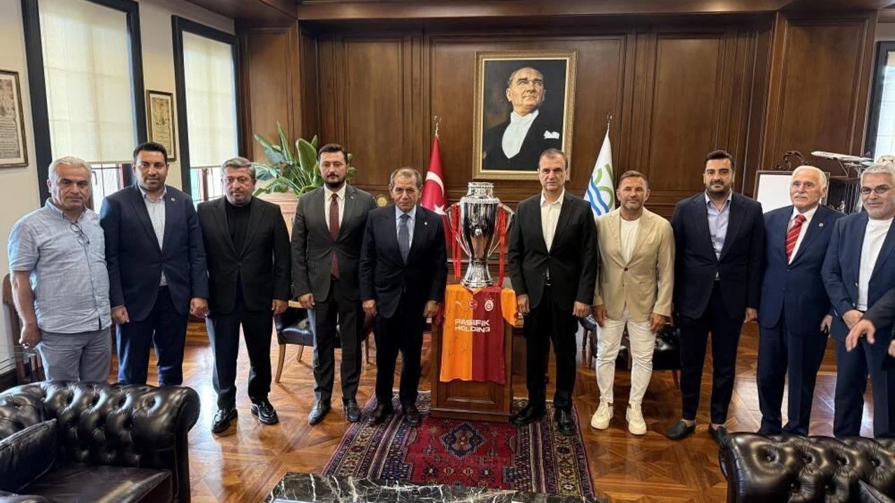 Başkan Özbek, Büyükçekmece'de Şampiyonlar Anıtı'na Galatasaray bayrağını çekti