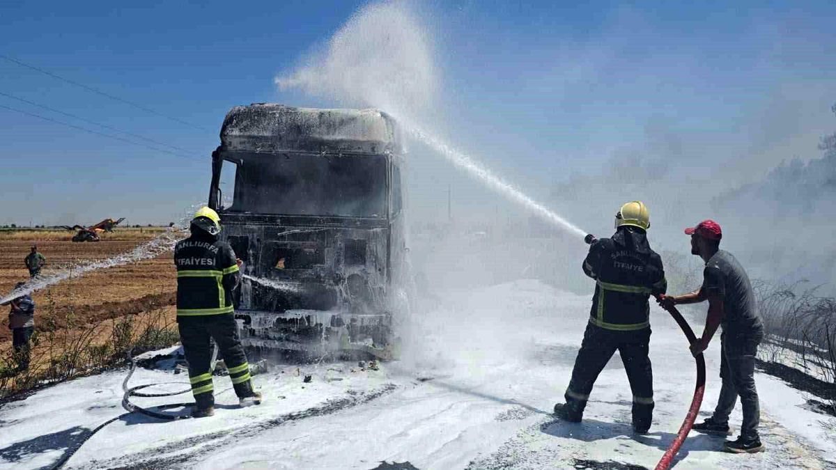 Şanlıurfa'da saman yüklü tırda çıkan yangın söndürüldü