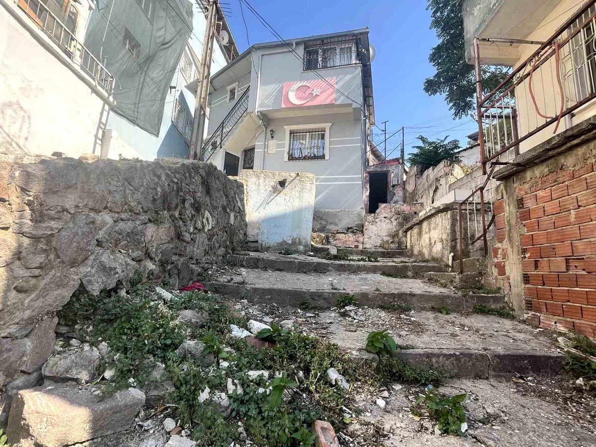 İzmir'de eski koca dehşeti: Kezzap attığı eski karısı öldü, kızı ise yaşam savaşında