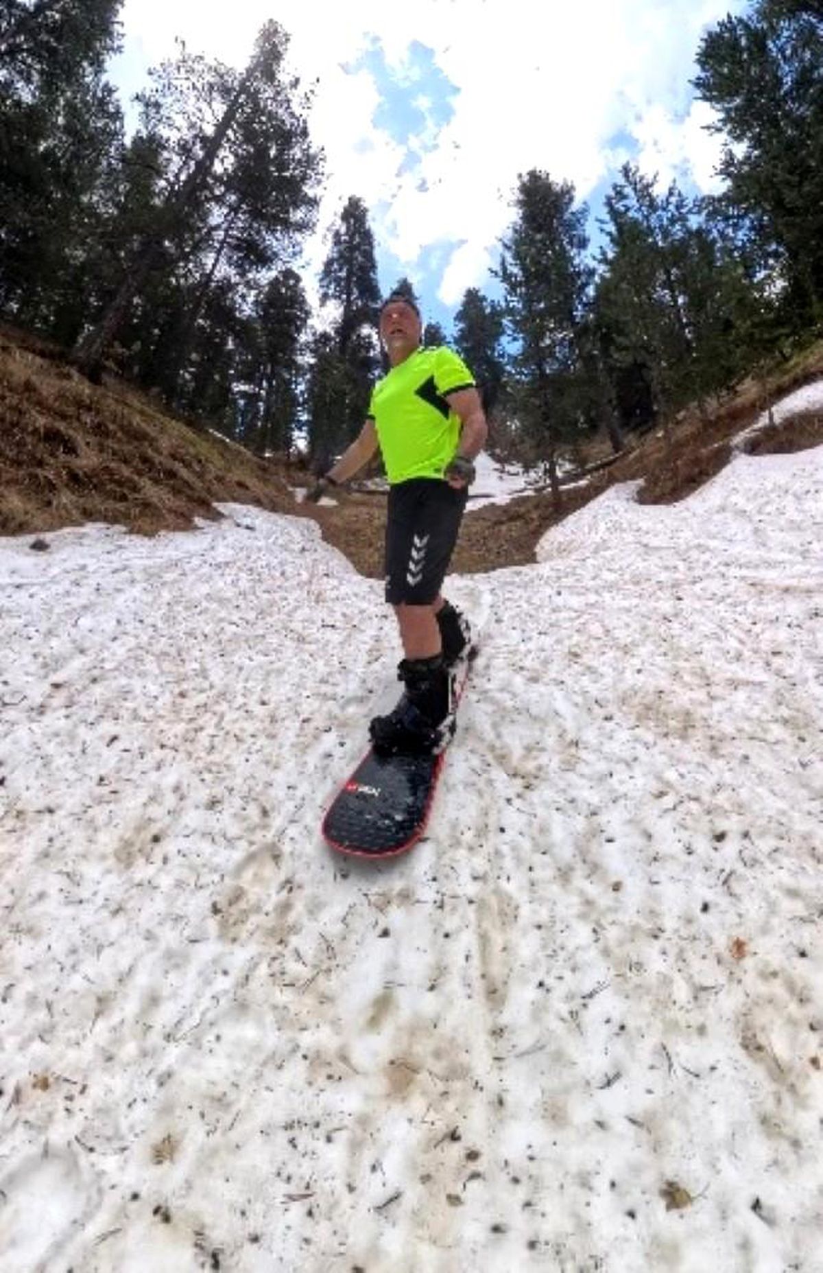 Kars'ta haziranda snowboard