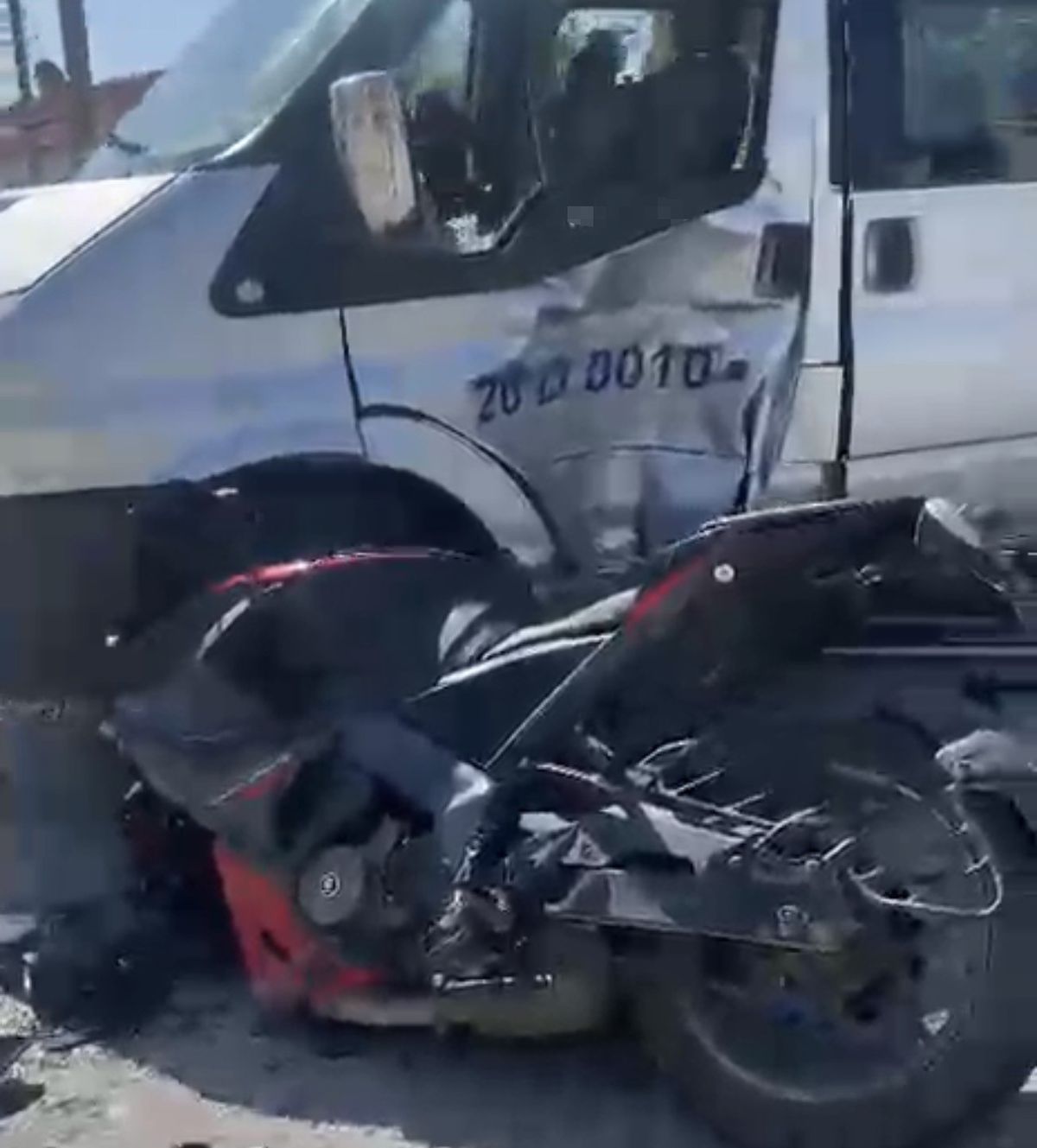 Eskişehir'de motosiklet dolmuşa çarptı: 1 yaralı
