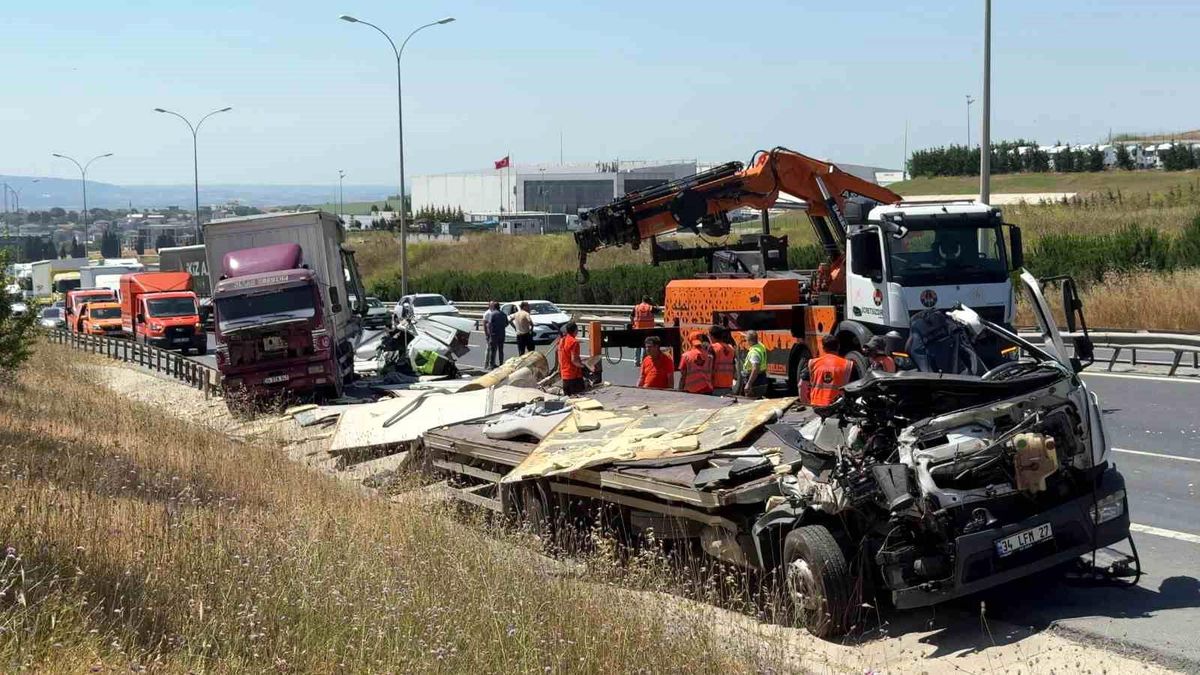 Büyükçekmece'de 4 aracın karıştığı zincirleme kaza: 1 yaralı