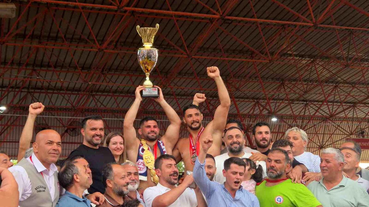 Başpehlivan Erkan Taş, altın kemerini taktı