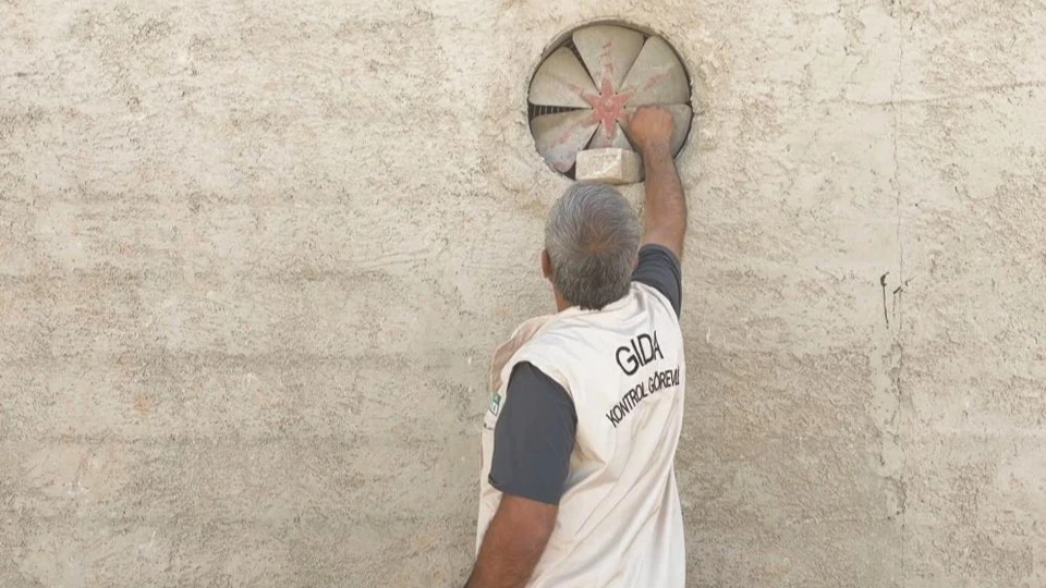 Gıda denetiminde kapı açılmayınca havalandırma deliğinden seslendiler