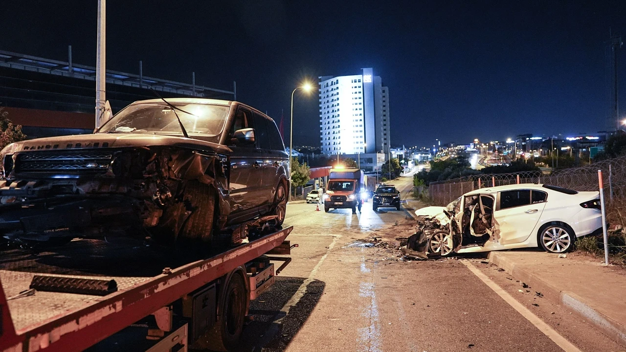 İstanbul'da 3 otomobilin karıştığı kazada 5 kişi yaralandı