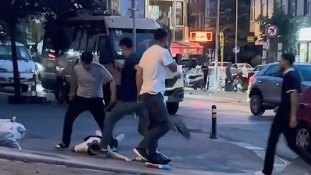 Yerde yatan adamı acımasızca tekmelediler: Yok artık dedirten vahşet kamerada