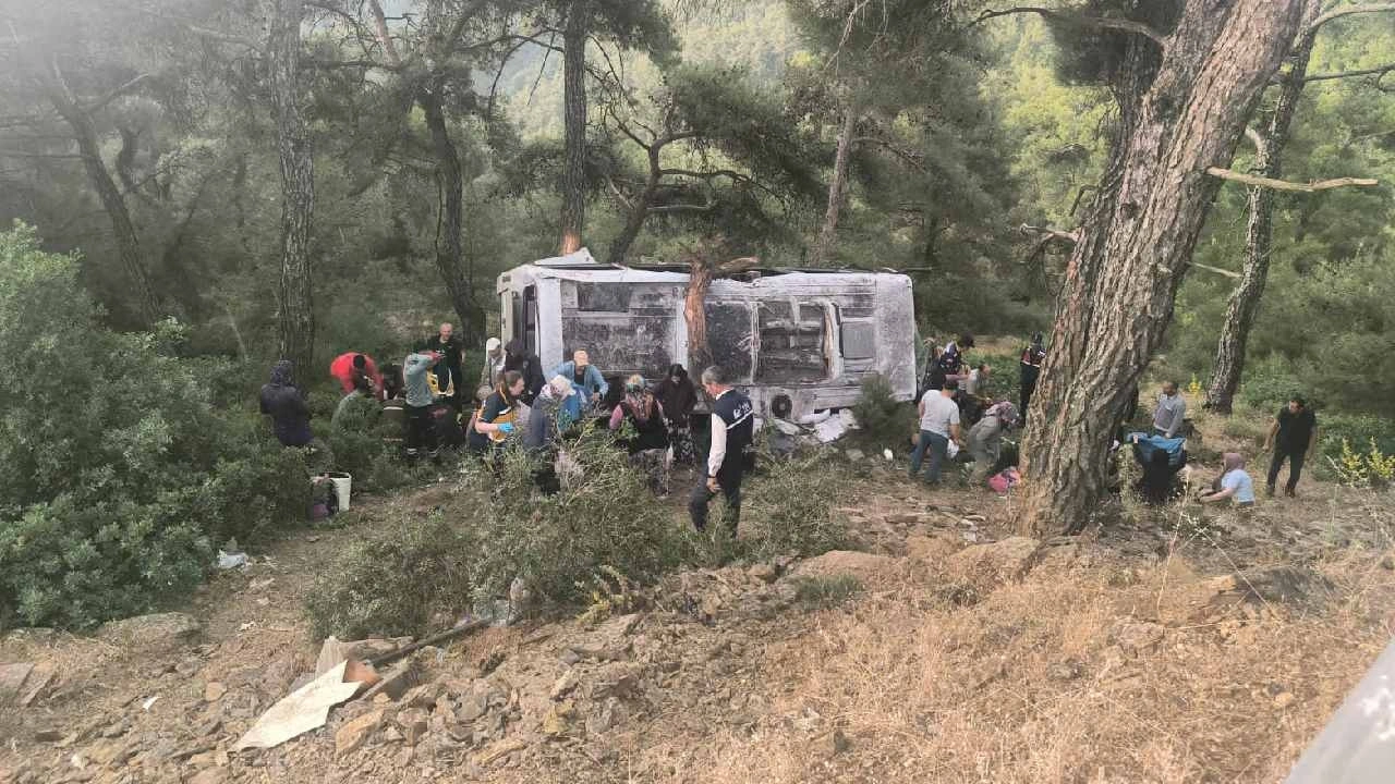 Son dakika | İzmir'de midibüs devrildi: Yaralılar var