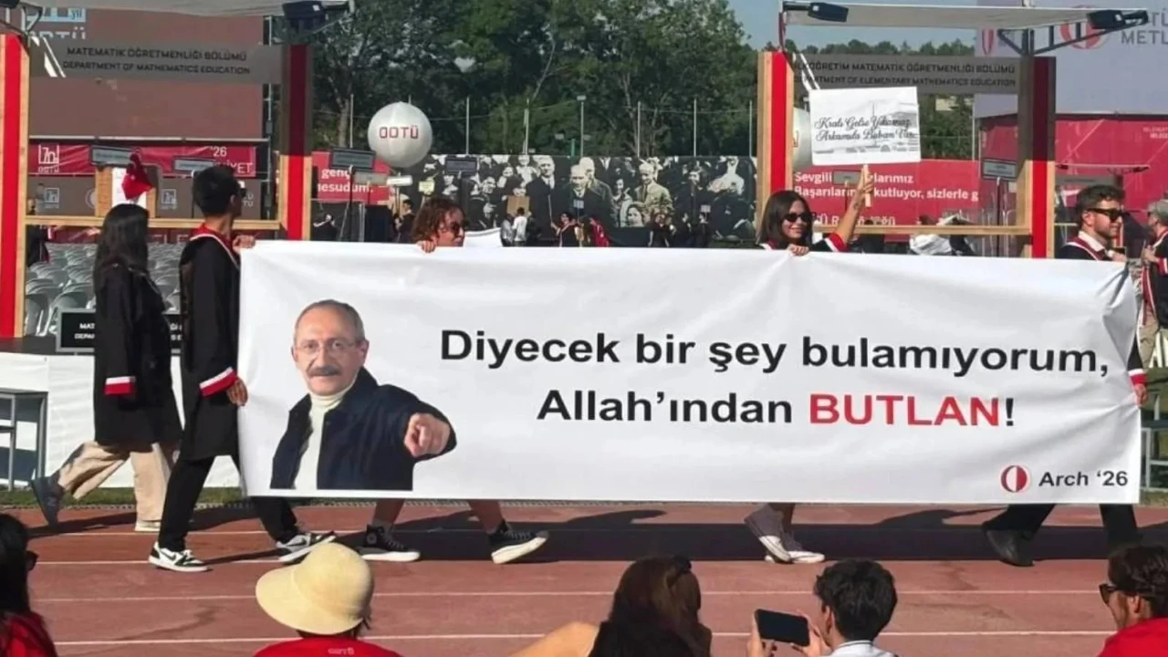 ODTÜ mezuniyet törenine esprili pankartlar damga vurdu