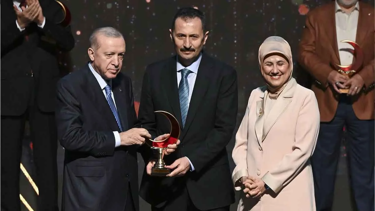 Türk Kızılay Ödülleri sahiplerini buldu! Bakın hangi isim de ödüllendirildi