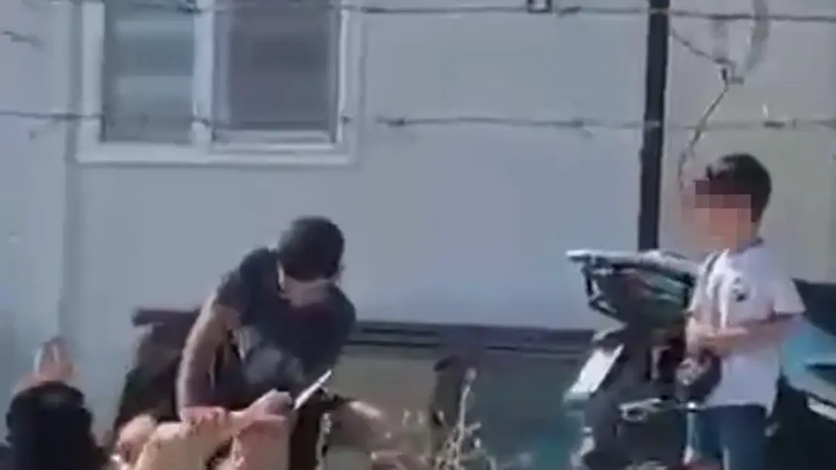 Ayrılmak isteyen eşini çocukların önünde tekme tokat dövdü!