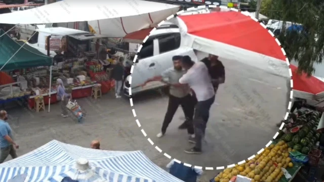 Pazar yerinde zabıtaya bıçaklı kasalı vahşet: Hem vurdu hem de kendi tezgahını döküp üste çıkmaya çalıştı