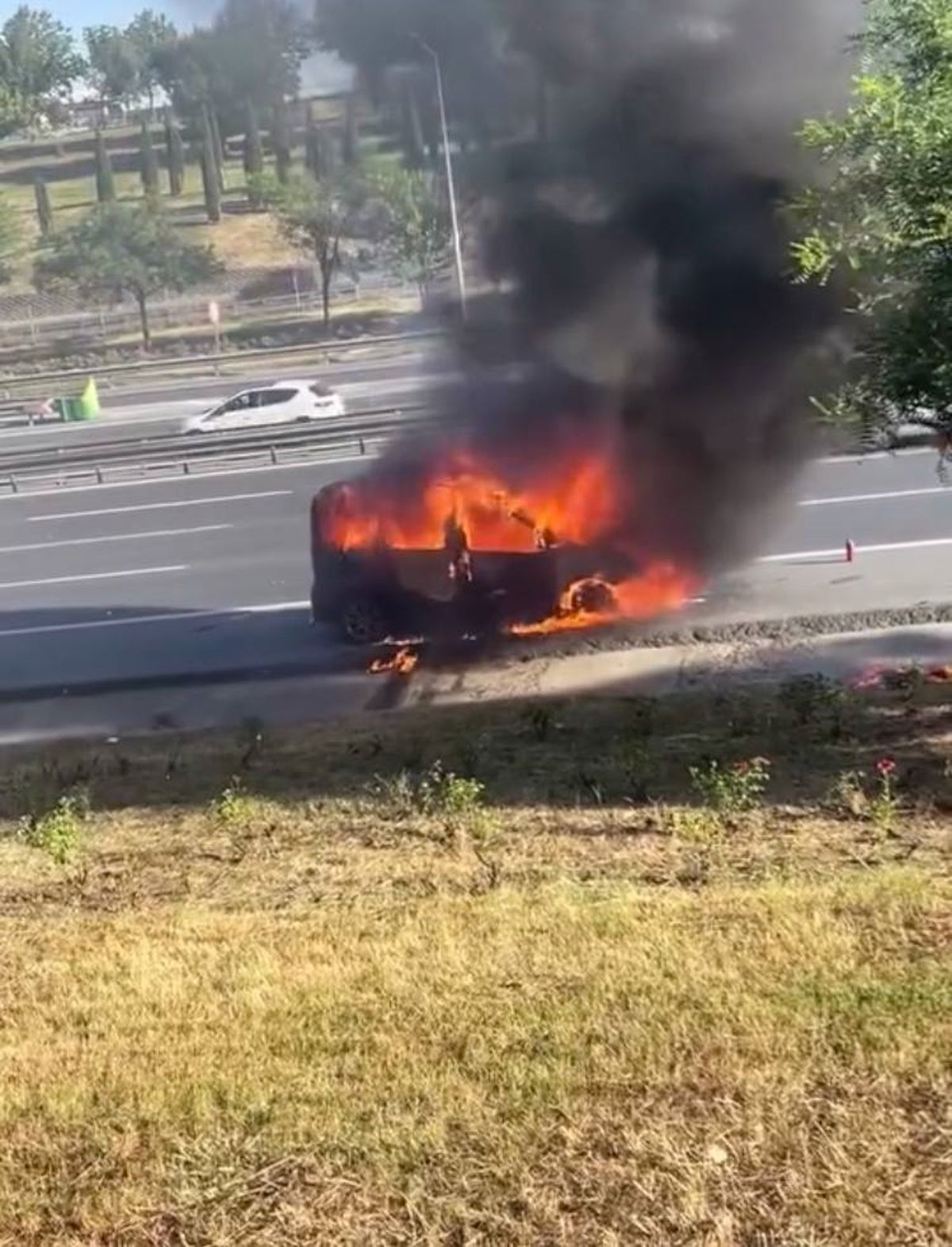 Esenyurt TEM Otoyolu'nda seyir halindeki hafif ticari araç alev alev yandı