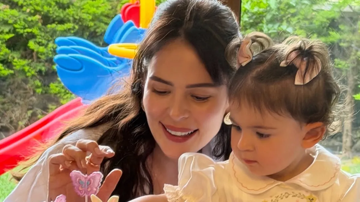 Heyecandan ne yapacağını bilemedi! Yıldız Çağrı Atiksoy kızı Mira’nın deniz keyfini paylaştı…
