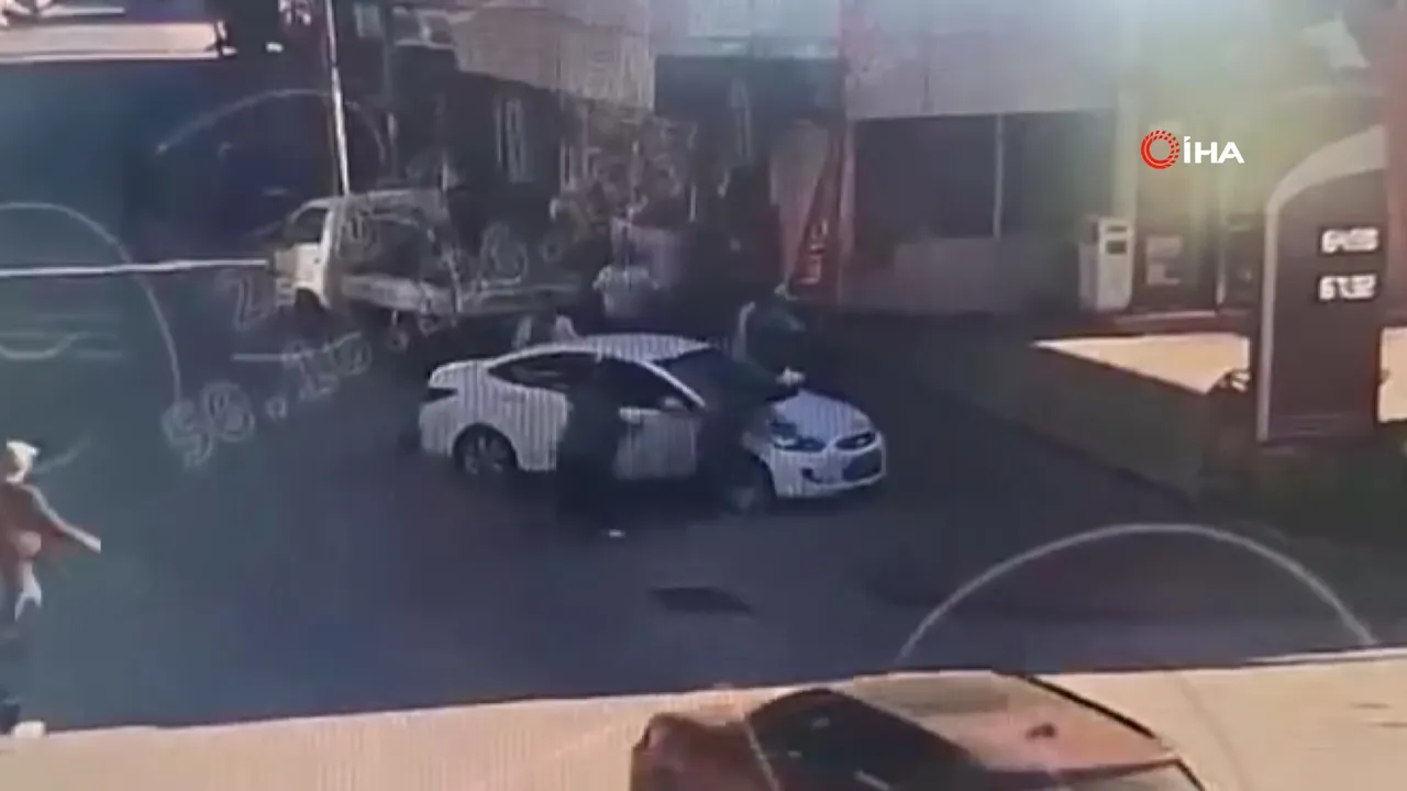 Bursa'da trafikte "önüne bak" kavgası kamerada! Sürücüyü döven 6 kişi tutuklandı