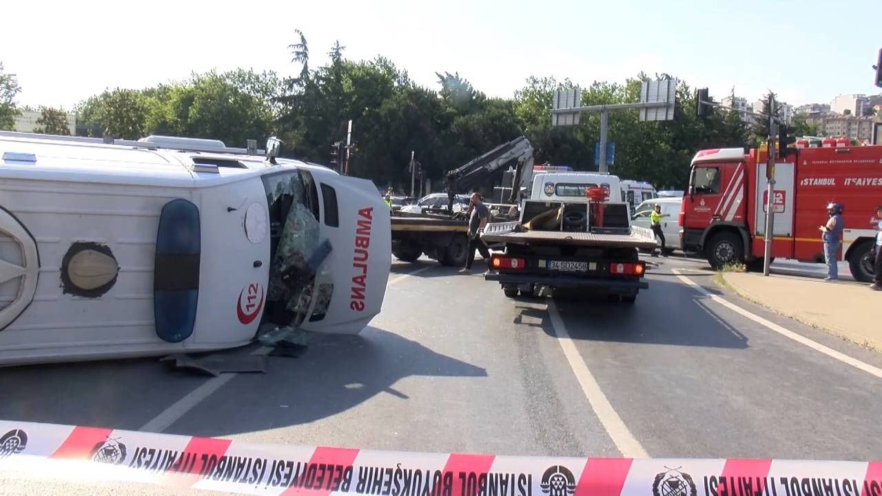 Kağıthane'de ambulans ile motosiklet çarpıştı: 3'ü sağlık çalışanı 4 yaralı