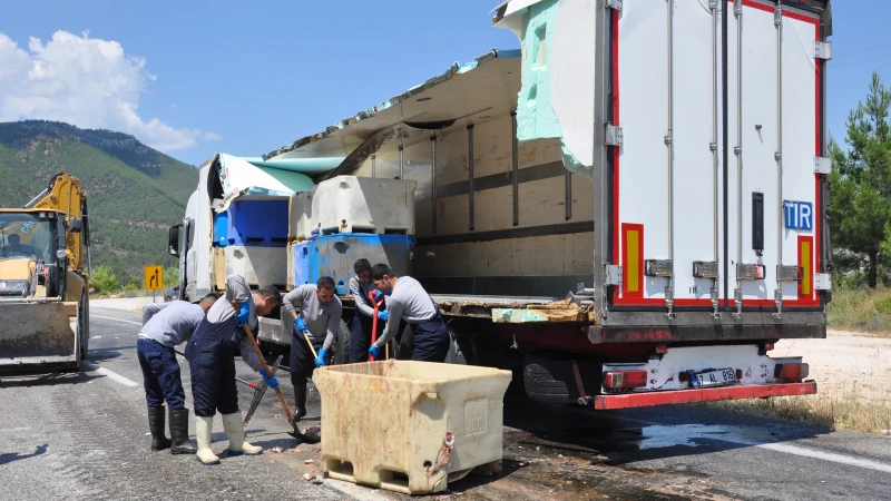 Mersin’de tırın dorsesi kırıldı: Balık atıkları yola döküldü