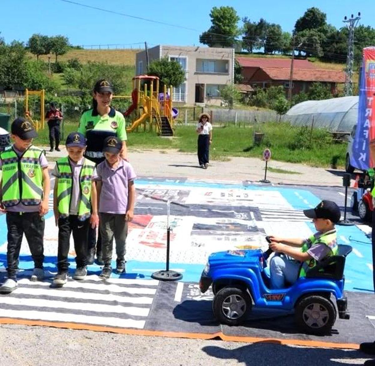 Sinop'ta jandarmadan miniklere uygulamalı trafik eğitimi